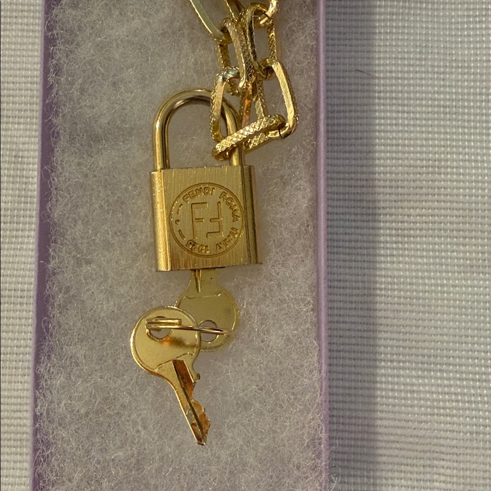 Authentic Fendi Lock and 2 keys - Picture 5 of 5